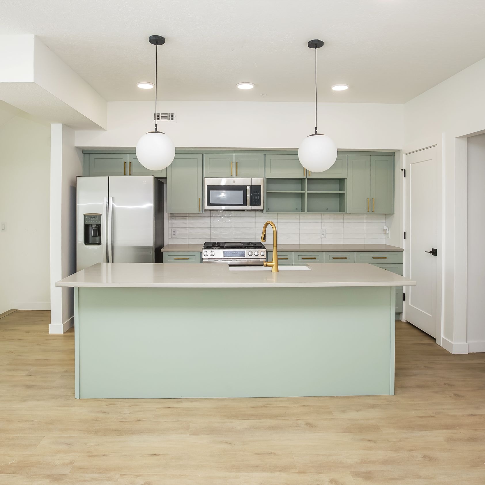 Chinook Avenue - Image 4